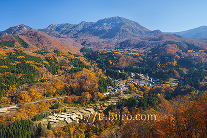2017,11,03秋山郷晩秋の山村と苗場山022a.jpg