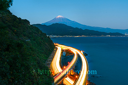 2021,11,11薩埵峠より富士山の夜景を望むb.jpg