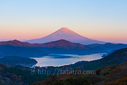 2022,10,30大観山より芦ノ湖越しに夜明けの富士山を望むb.jpg