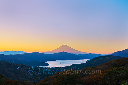 2022,10,31大観山より芦ノ湖越しに富士山の夕景を望む170b.jpg