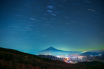2022,11,03河口湖越しに望む星空の富士山b.jpg