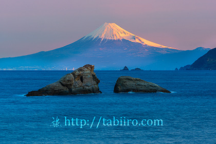 2024,02,28雲見海岸牛着岩越しに富士山を望む076b.jpg